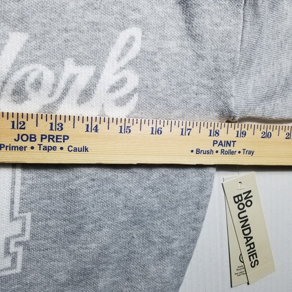 NWT NO BOUNDARIES WOMEN'S GRAY WITH WHITE SWEATER SIZE XS - Picture 9 of 13